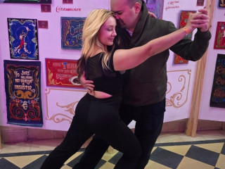follower-tango-taxi-dancer-woman-argentina-buenos-aires